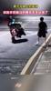 男子学&ldquo;杰伦&rdquo;马路上拍篮球球脱手把路过的摩托车手坑苦了😂