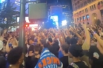 总决赛2-0领先！赛后尼克斯球迷在纽约街头狂欢 庆祝胜利